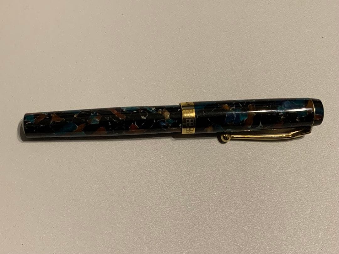 黒と青のマーブル模様 万年筆