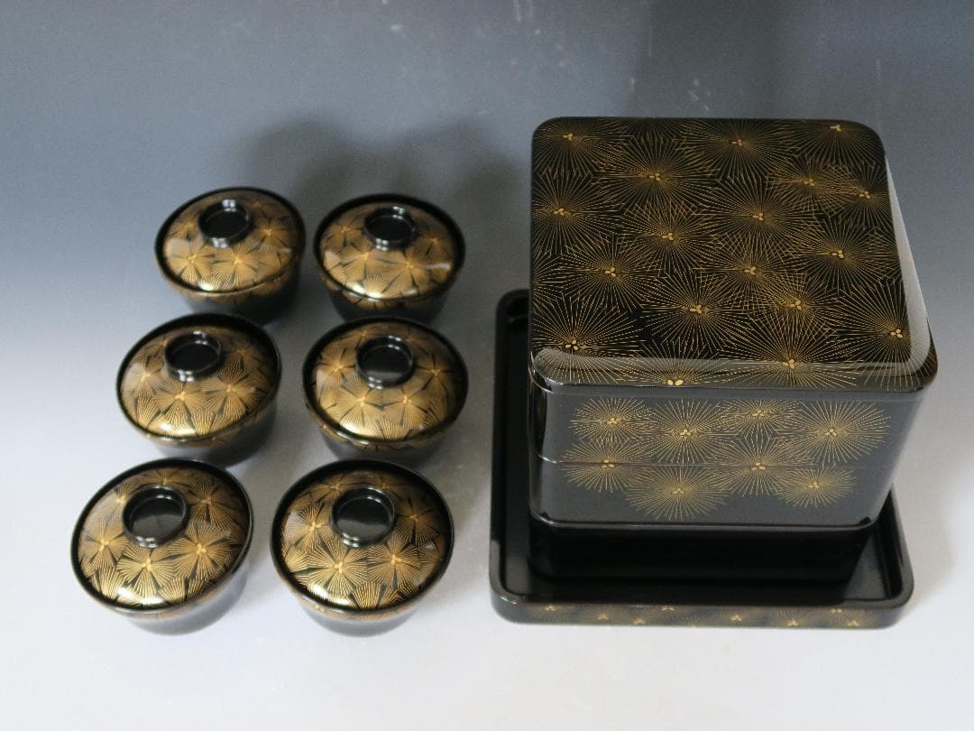 【輪島塗】亀甲松沈金 三段重 重台 天然木 共箱 亀甲松沈金 吸物椀 六客 箱無