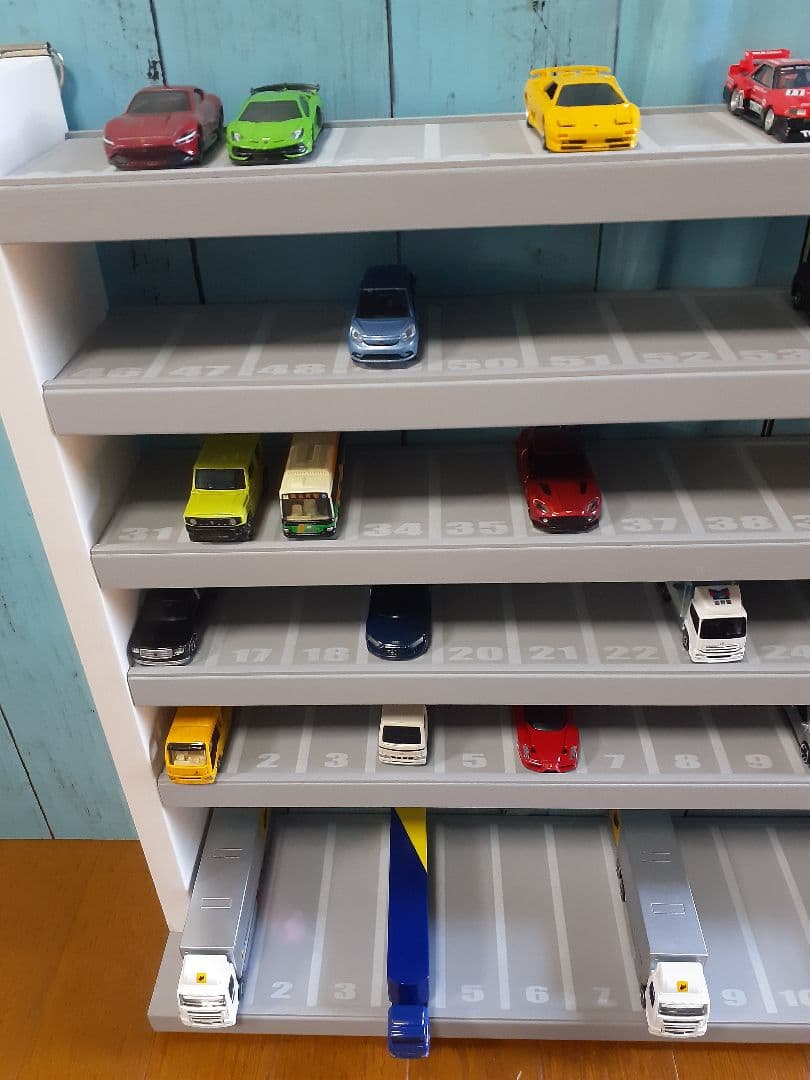 自作トミカ収納棚6段75台1段目ロングトミカ仕様