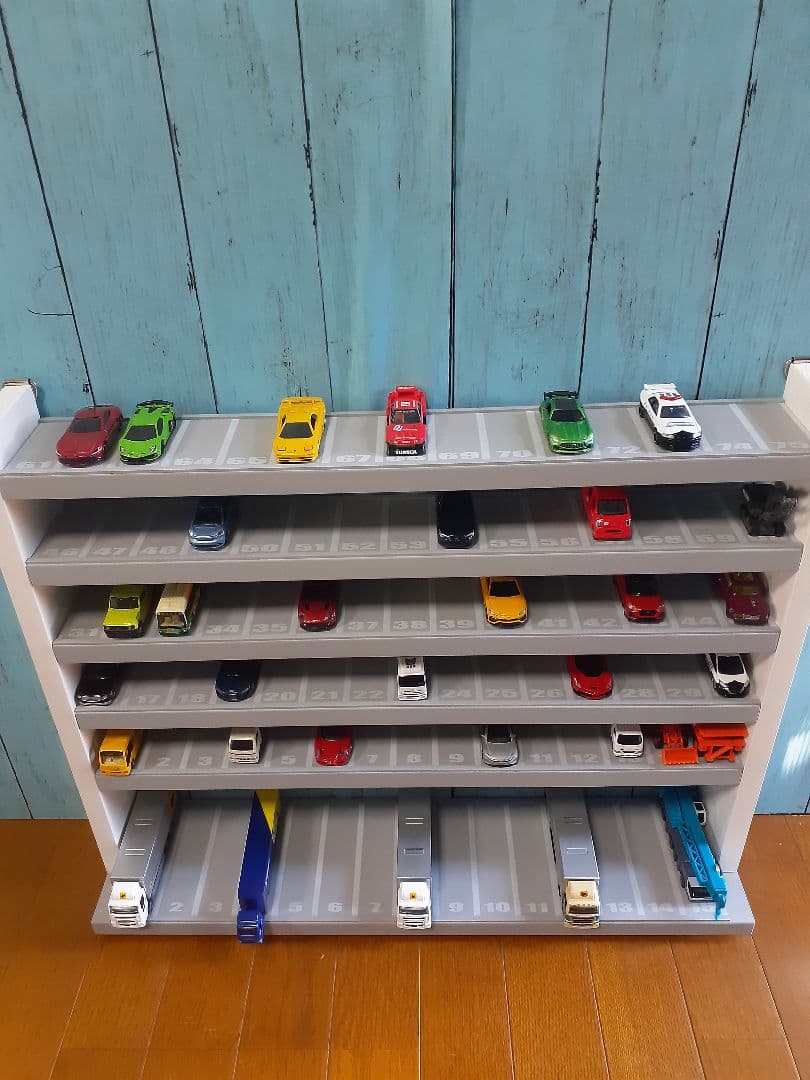 自作トミカ収納棚6段75台1段目ロングトミカ仕様