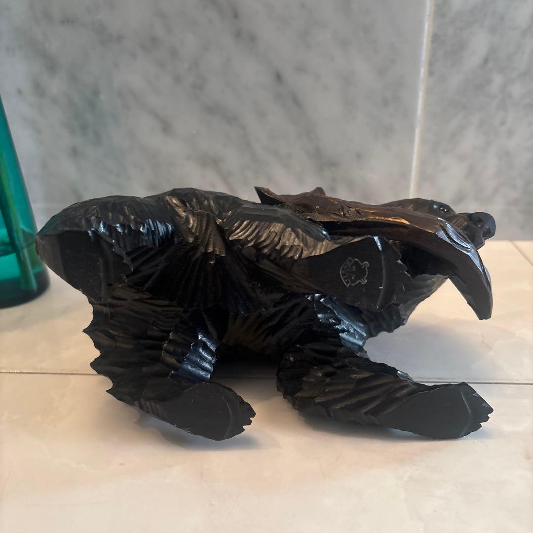 アイヌ名門堀井一族が手掛けたガラスの瞳で彫りや塗りが一級品のクマ