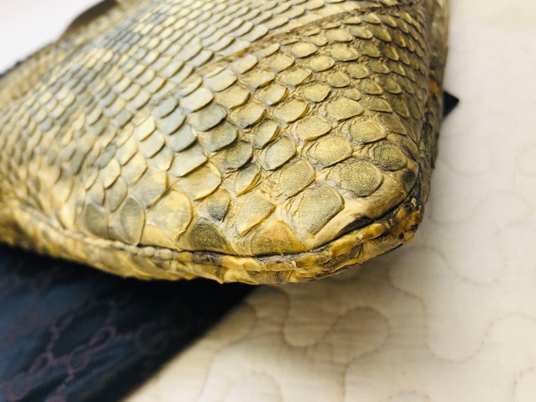 GUCCI ミディアムショルダーバッグ レアなゴールドパイソン 蛇の本革 美品