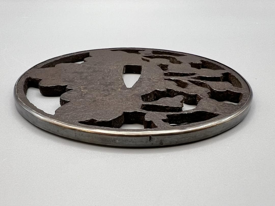 【海】室町時代　大振り　鉄地　桐花透　甲冑師鍔　鐔　銀枠　刀装具　専用箱付