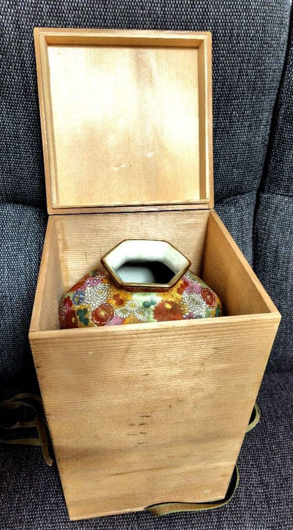 色絵金彩 花詰六角花瓶　薩摩　丸十字島津家家紋