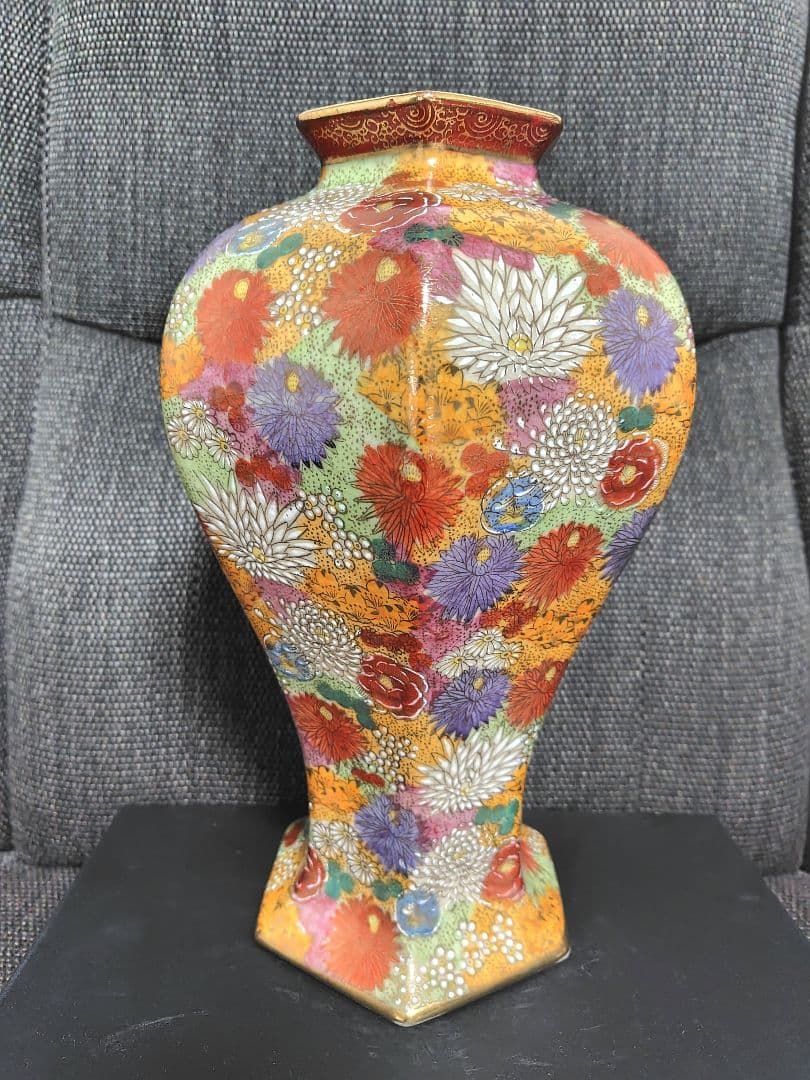 色絵金彩 花詰六角花瓶　薩摩　丸十字島津家家紋