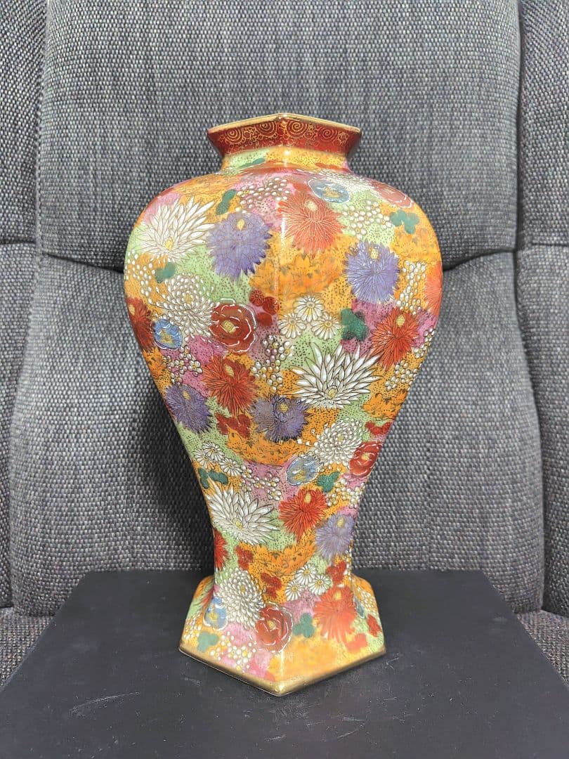 色絵金彩 花詰六角花瓶　薩摩　丸十字島津家家紋