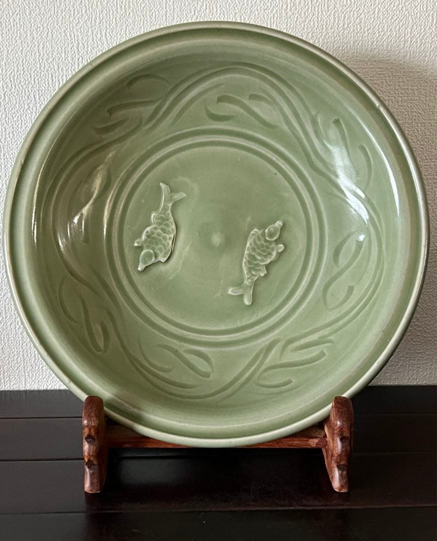 中国古美術龍泉窯青磁陽刻魚皿共箱共布共紙 B--22