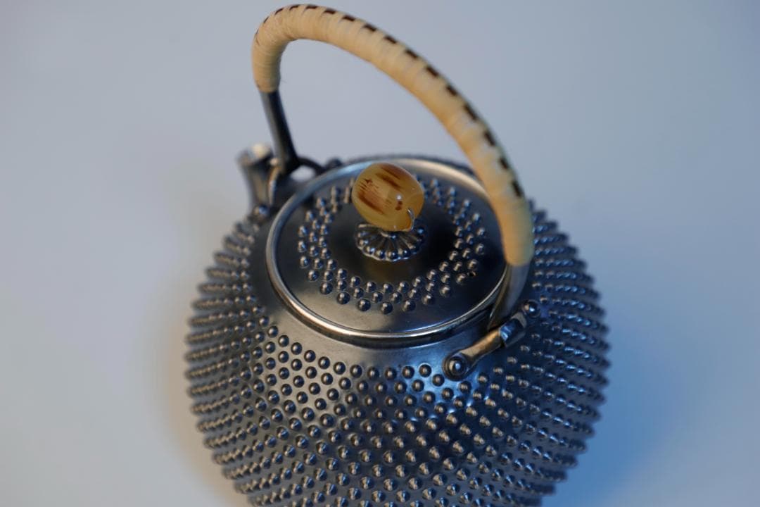 純銀製 玉霰打出 琥珀摘蓋 藤手 あられ湯沸 銀瓶 煎茶