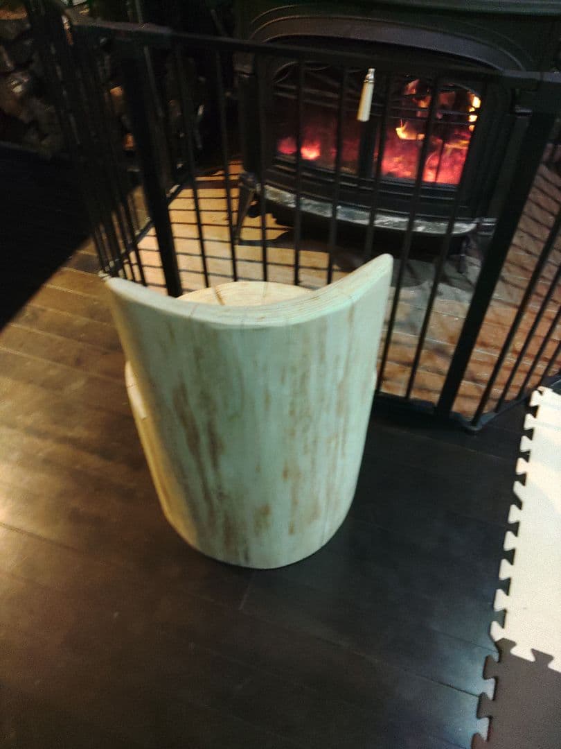 ひのきの丸太スツール背もたれ付き