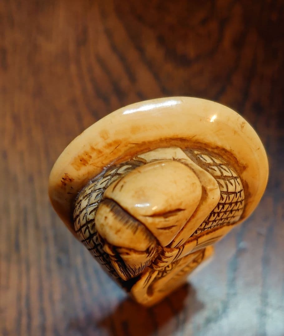 立根付】天然素材『大袋をかつぐ髭の老人』高さ9.5cm 横幅最大