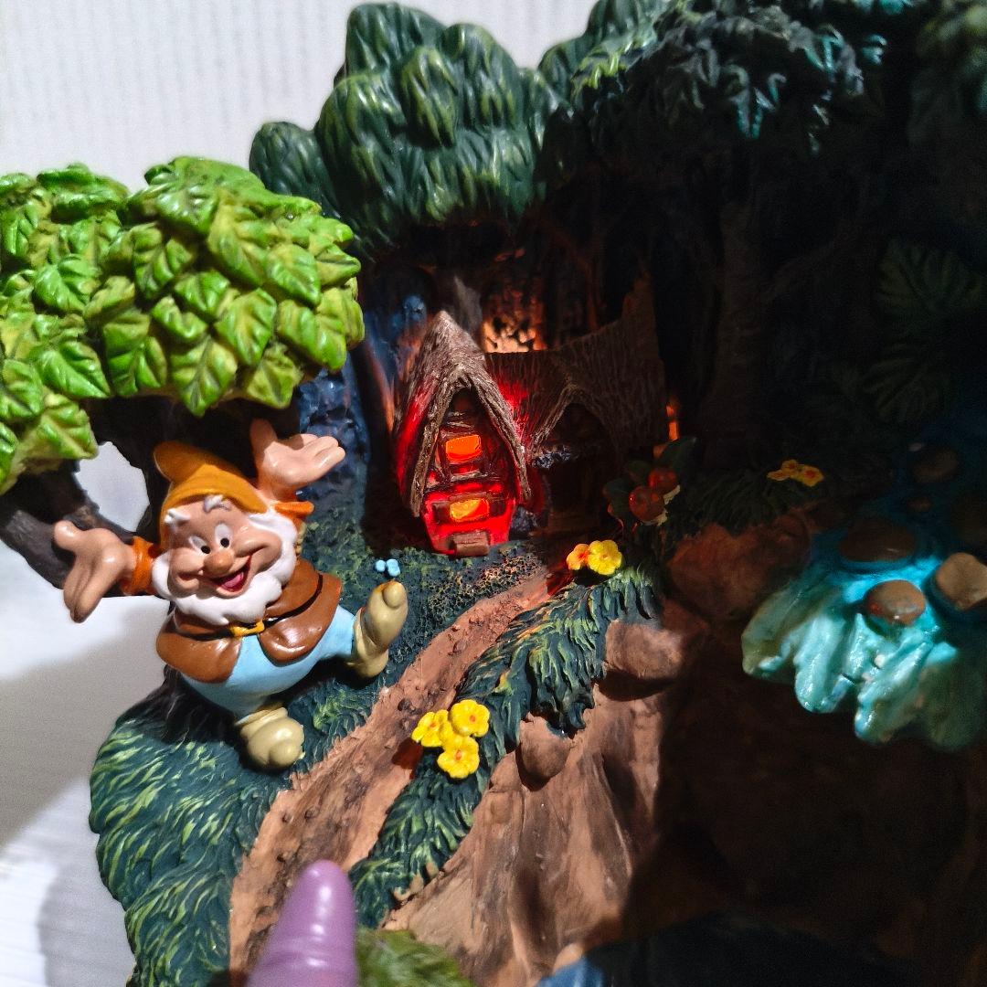 電灯動作◎✨白雪姫と7人のこびと 置物 ジオラマ ディズニーストア
