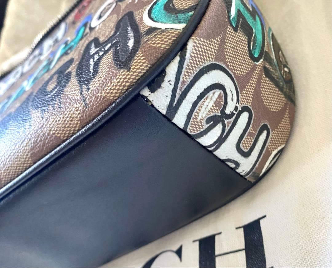 COACH グラフィティショルダーバッグ