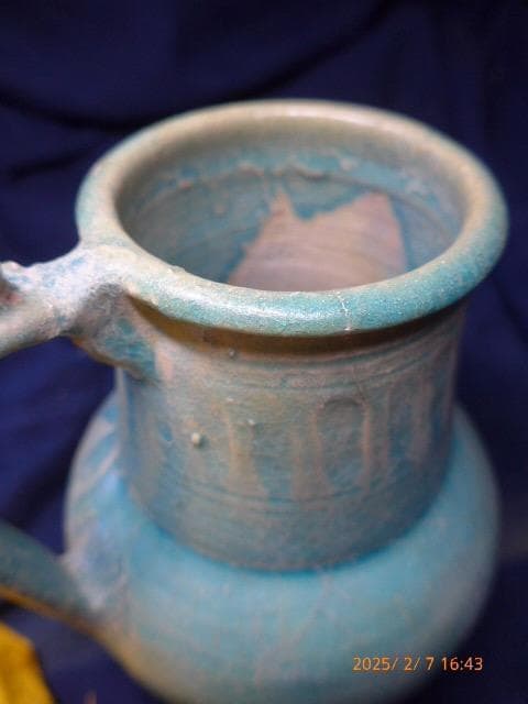 古いものです。ペルシャ 青釉手付壺 形と色の良い壺です