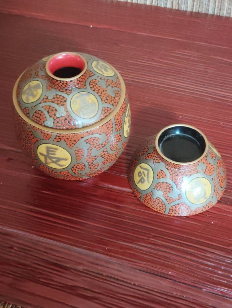 輪島塗　五島屋　徳利です。共箱です。