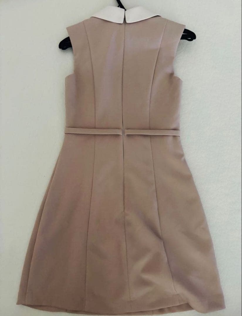 ピンクベージュノースリーブドレス ビジュー装飾