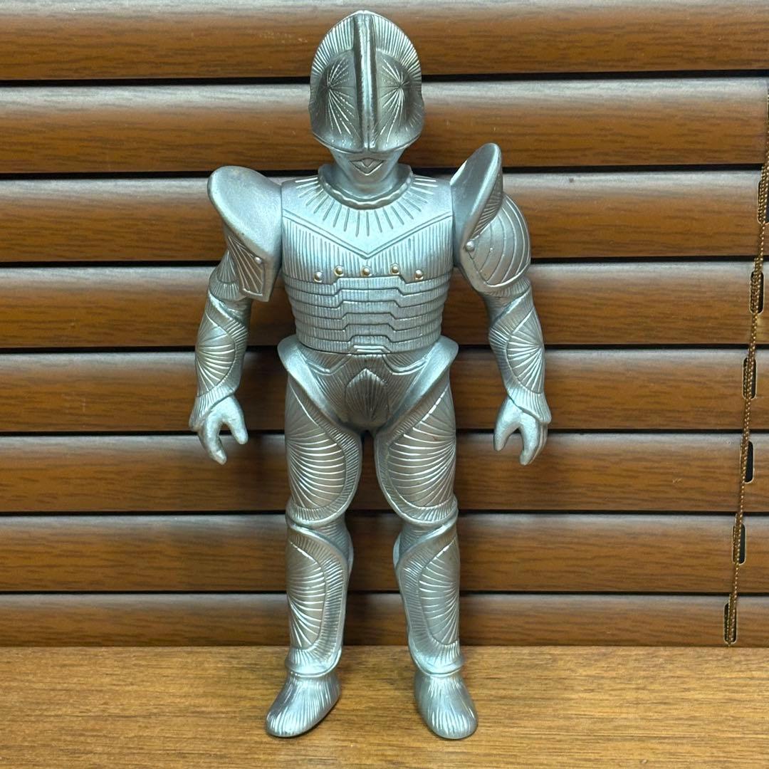 異色の甲冑姿！ 「ボーグ星人」が『ウルトラセブン』から再降臨