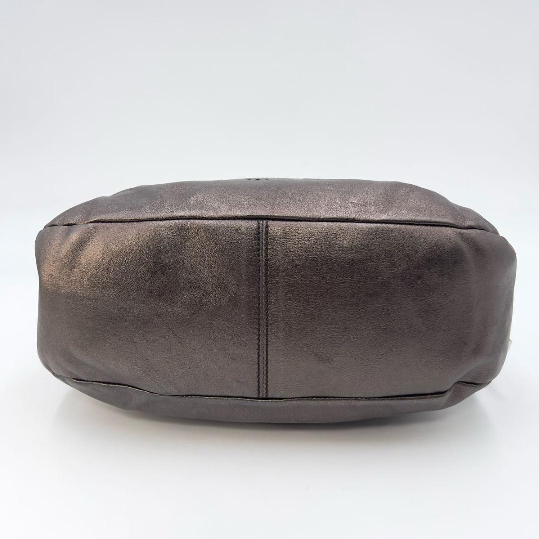 Salvatore Ferragamo ワンショルダーバッグ メタリックレザー