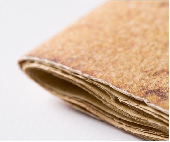 イタリアの専門職人の手によるLeonardo Da Vinci の書物の復元作品