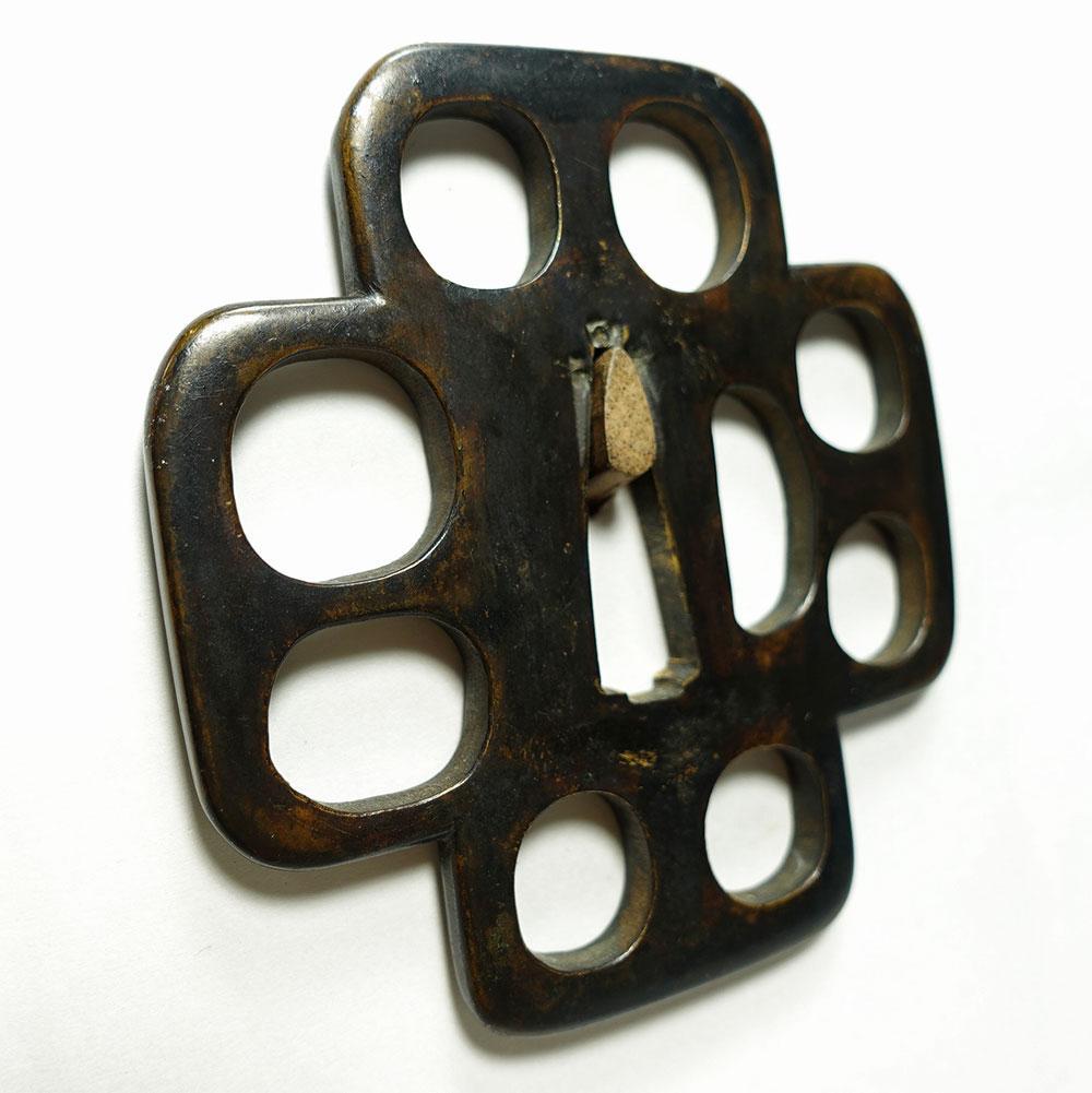 銅地十字木瓜形角九曜透鐔　無銘　片櫃孔　陰透　角耳小肉　肥後金工　肥後鐔　桐箱入