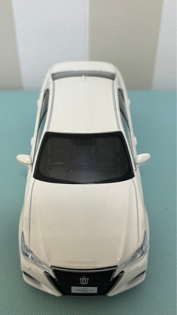 人気カラーサンプル トヨタ クラウン アスリート白 ミニカー 1/30