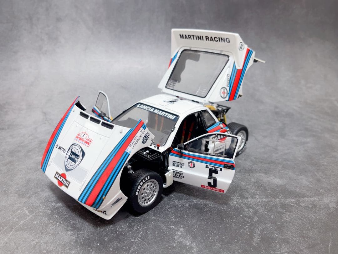 1/18 ランチア　037ラリー　1984 No.5 京商　マルティニ