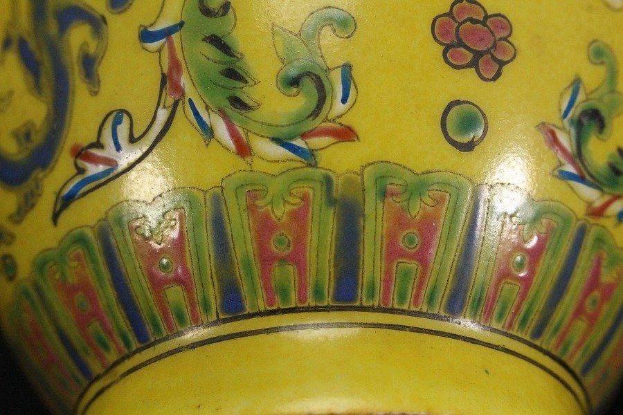 中国美術 黄地 色絵 草花紋 瓶 高21.5cm 乾隆年製款 旧家蔵出