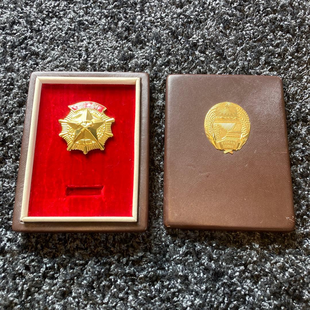 北朝鮮 勲章 箱付き バッジ 実物 朝鮮 日本軍 徽章 ミリタリー