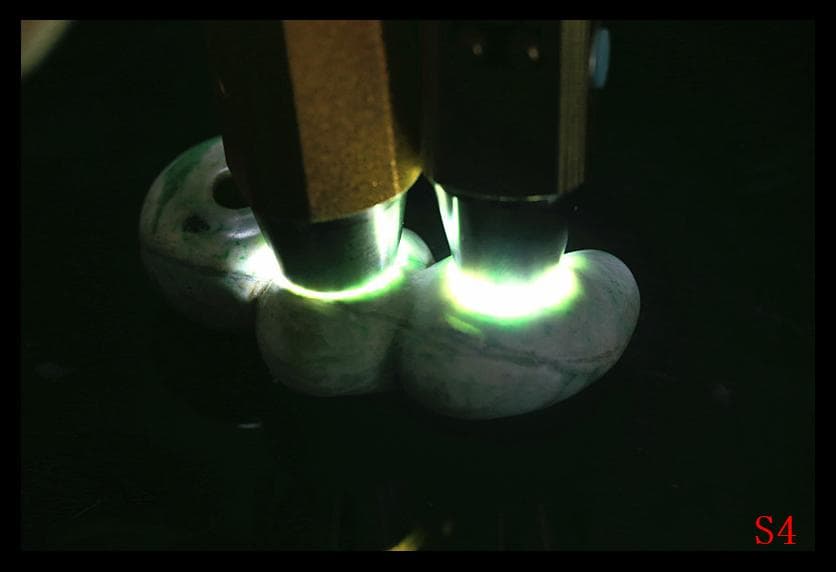 縄文期 極希少 糸魚川ろうかん硬玉本翡翠製 翠緑白色穿孔異状蚕