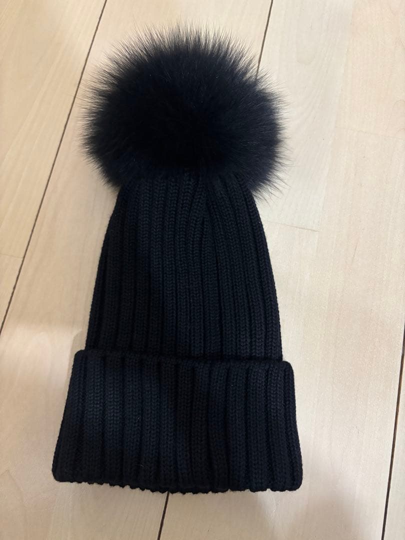 MONCLER ブラック ニット帽 ファー付き - メルカリ