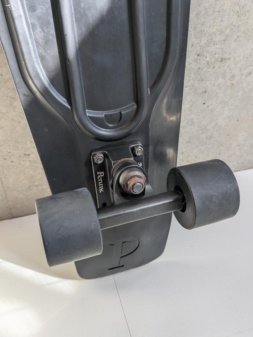 Penny Nickel 27インチ ブラックアウト スケートボード（ペニー）