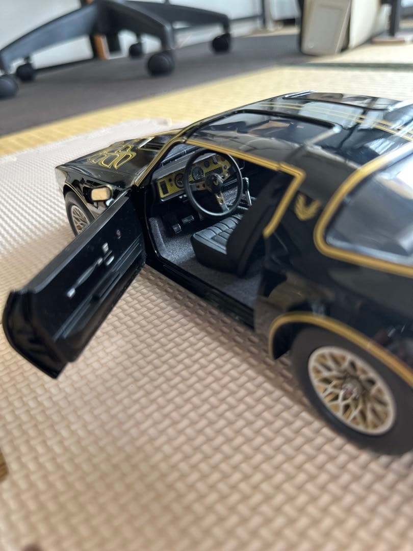 1977 PONTIAC FIREBIRD T/Aの1/18スケールモデル