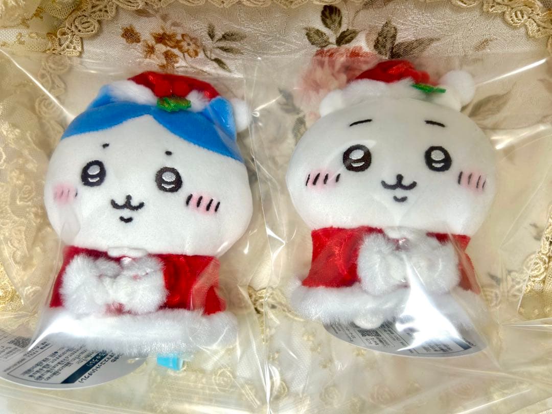 ちいかわ　サンタさんだ！持ちますマスコット　クリスマス　ちいかわ　ハチワレ