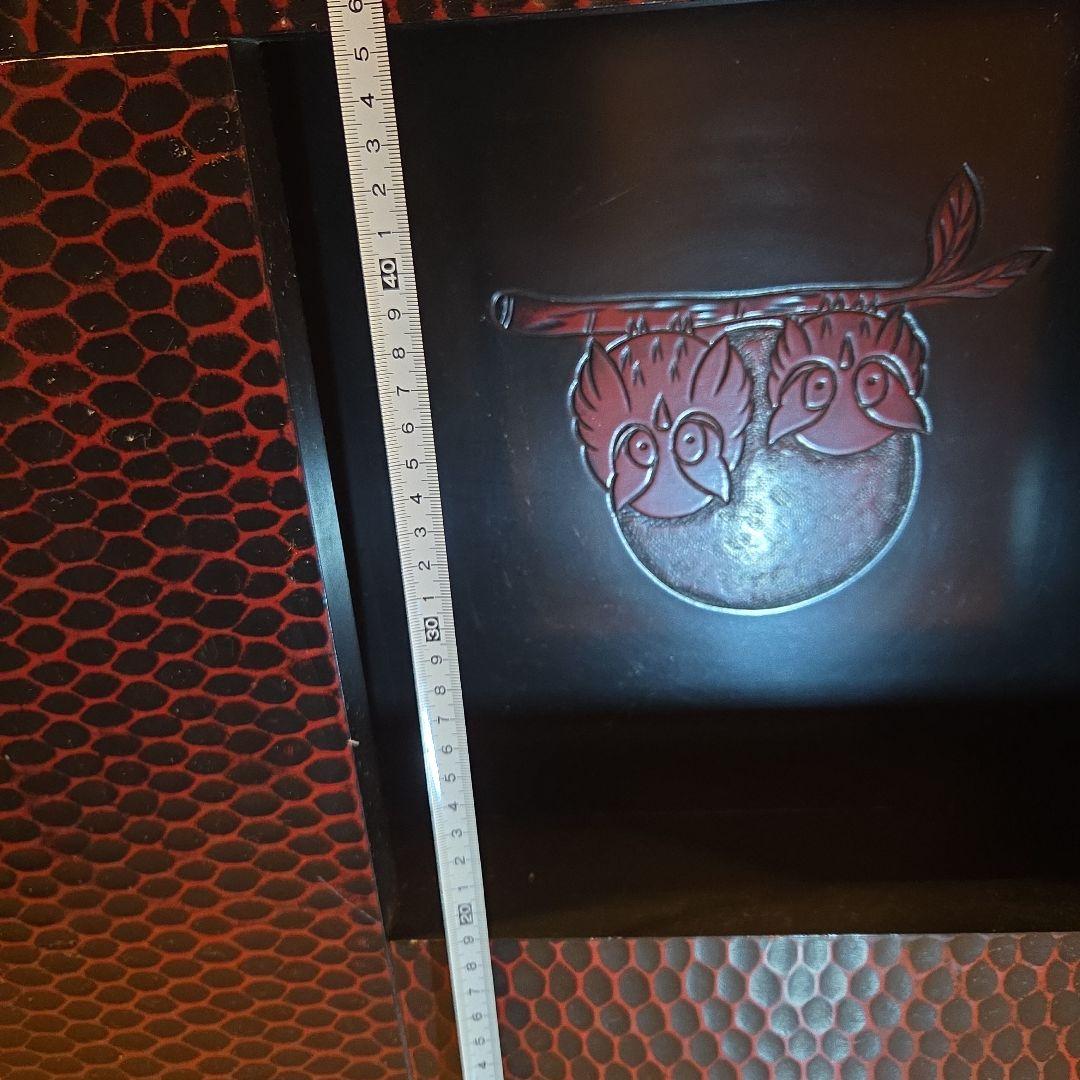 民芸調座卓ミニテーブル　赤と黒のフクロウ彫刻入り　中央に凹み有り ローテーブル