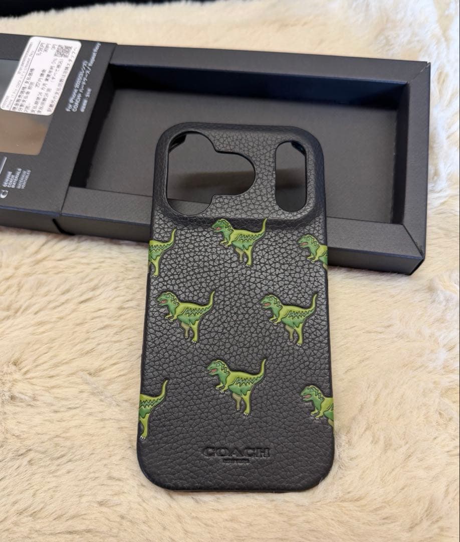 COACH iPhone17Proケース レキシー 恐竜 - メルカリ