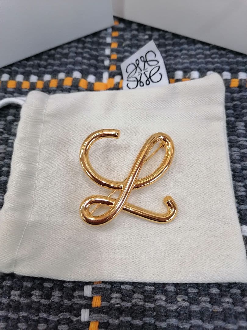 ロエベブローチ