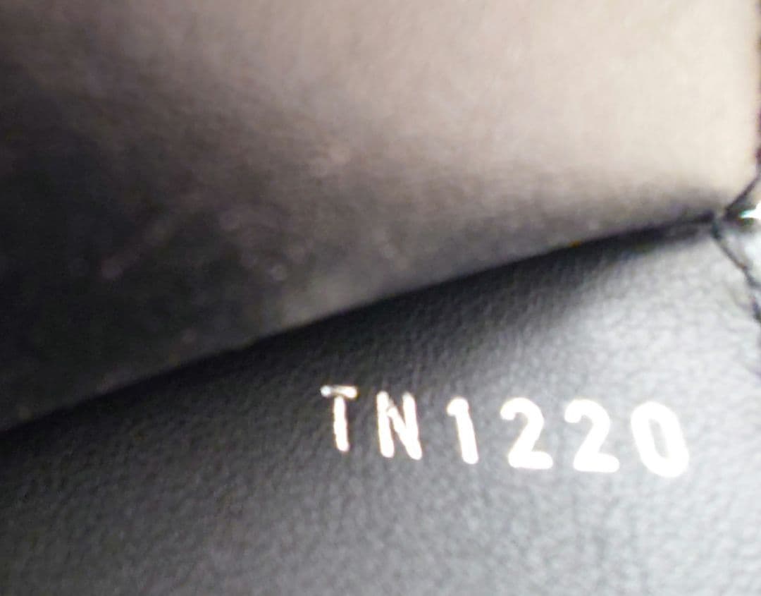 ルイヴィトン ポルトフォイユ イリス コンパクト財布 マヒナ ブラック