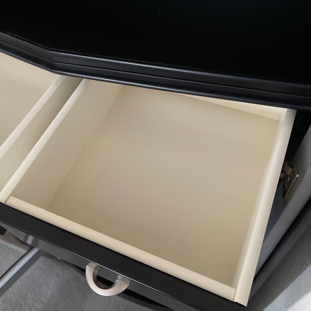 送料込み☆飾り棚 ブラック×シルバー ガラス扉 日本製 本棚としてもOKです