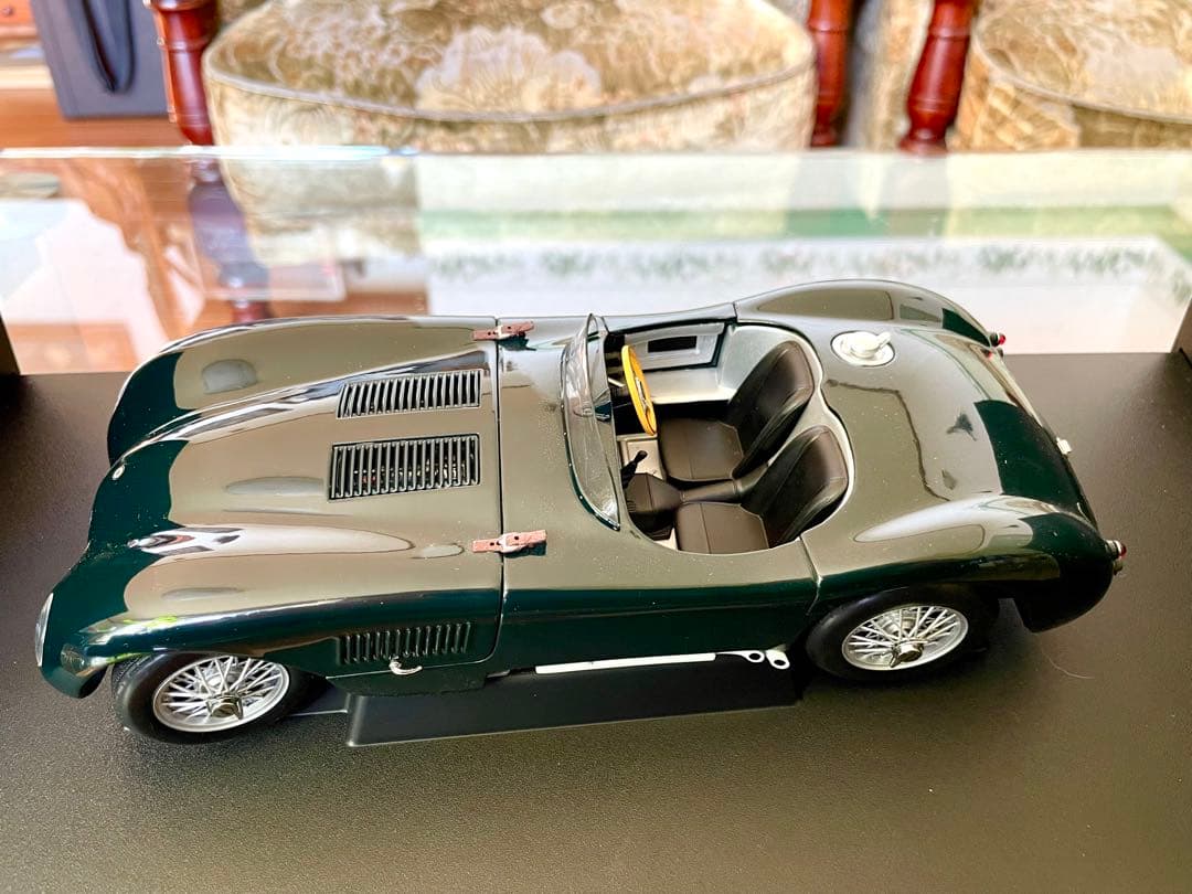 価格変更 1/18 オートアート ジャガーCタイプブリティッシュグリーン未展示品