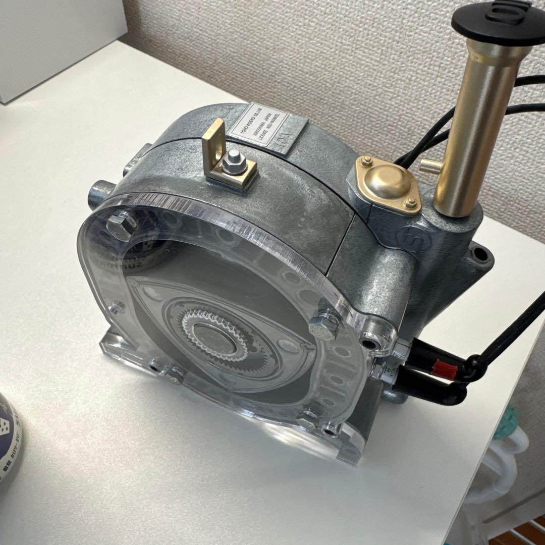 デアゴスティーニ マツダ コスモスポーツのロータリーエンジン 1/2 完成品