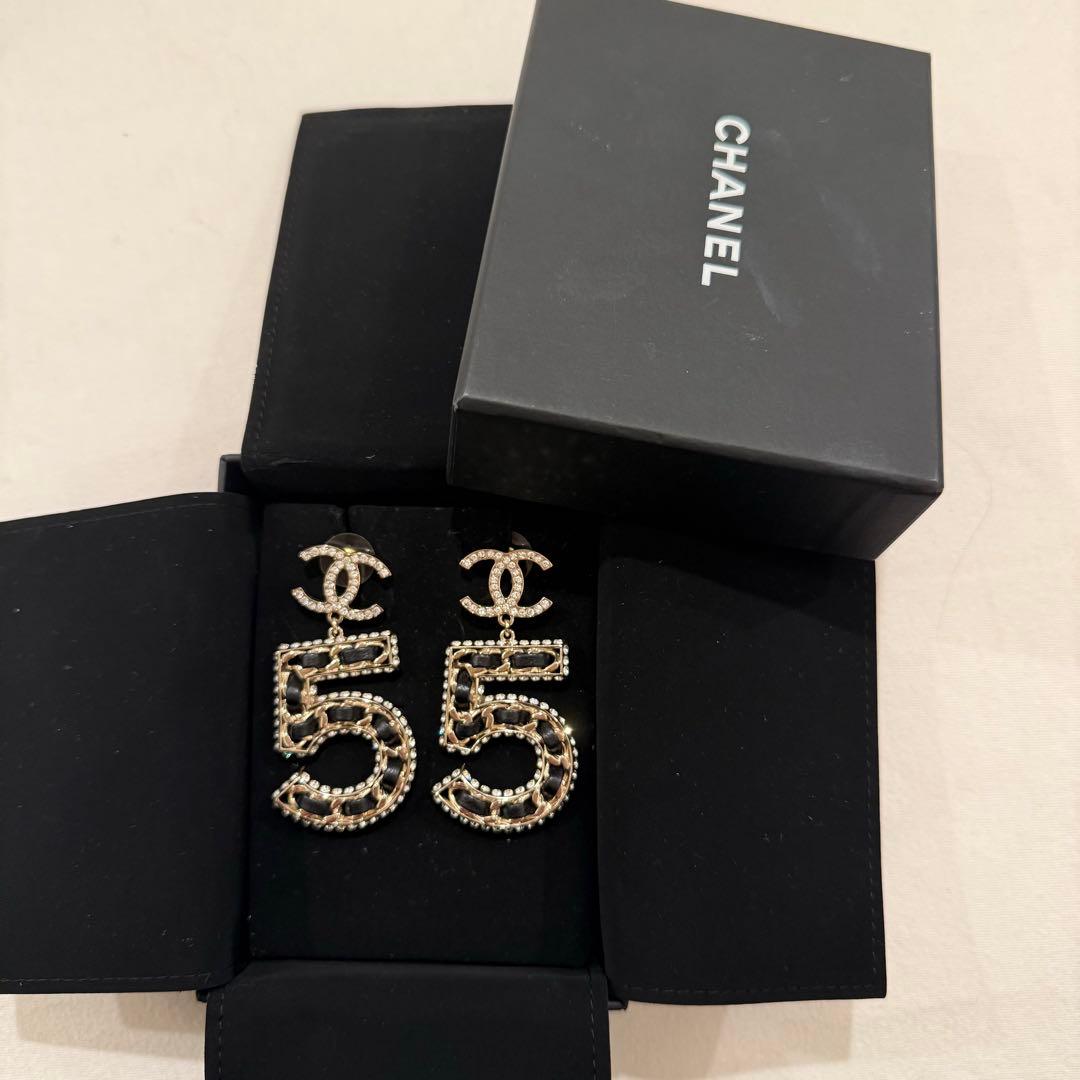 CHANEL ロゴ入り ピアス(両耳用)