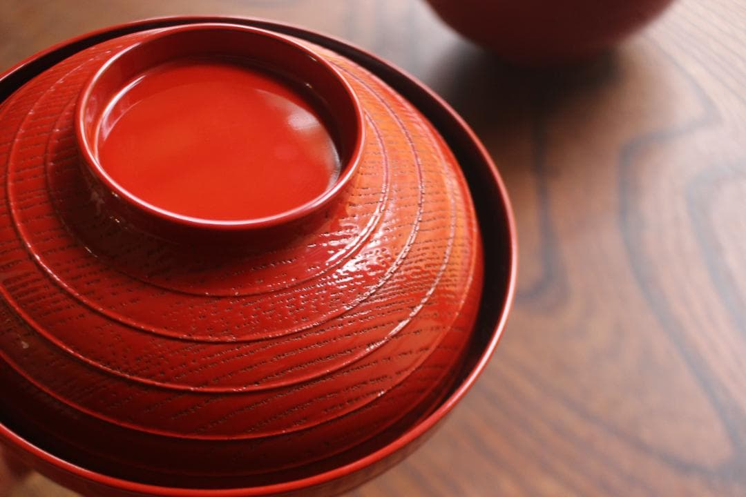 デッドストック！極上糸目朱漆に優美な松蒔絵の映える煮物椀2点（