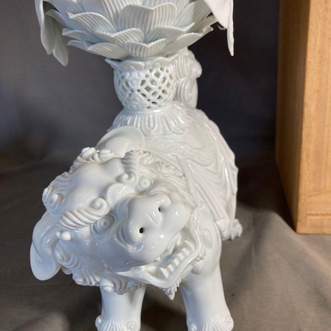 樋渡陶六】日本工芸会員 日本銘窯 肥蝶山 樋渡陶六作 白磁彫 獅子上