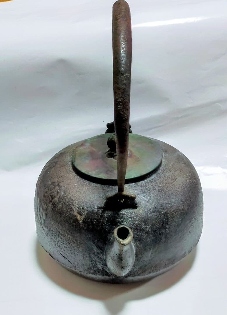 平安泰山堂作 注ぎ口下に「泰山堂造」持ち手金銀象嵌 鉄瓶 1475g