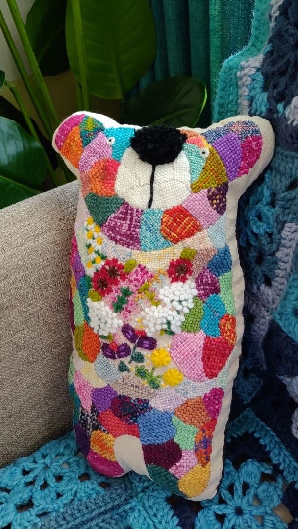 ダーニング刺繍のぬいぐるみクッション - メルカリ