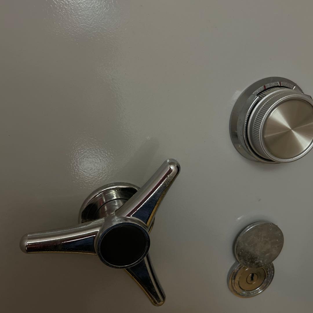 耐火金庫　たのメル便でお届け致します。引取りの場合は2万円です！