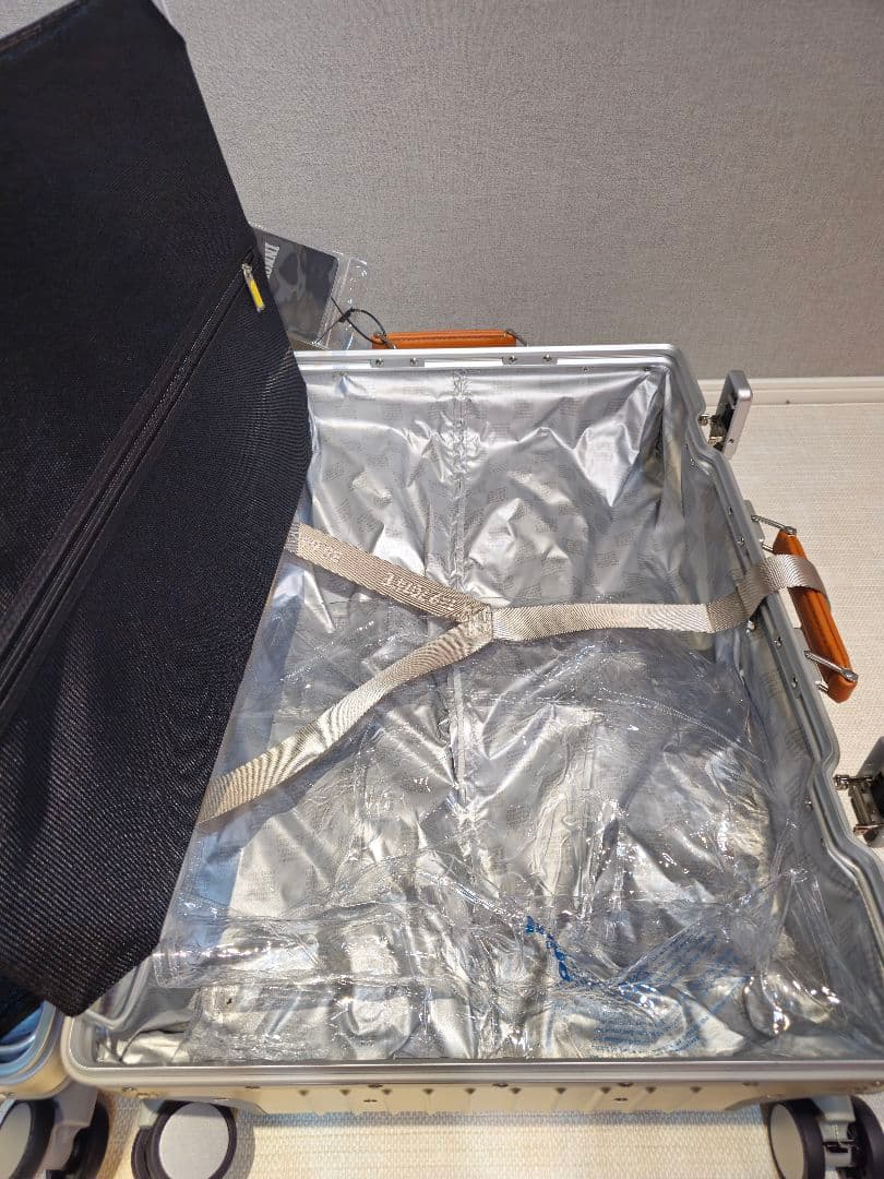 オンライン完売中】【新品未使用】INNOVATOR RESA キャリーシルバー