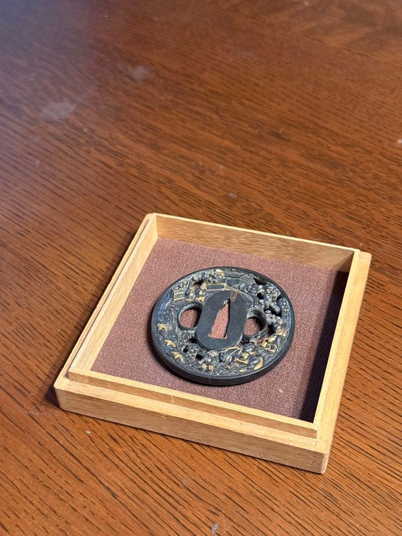 獅*丸様 伝統的な日本の鉄製鍔、木製ケース付き