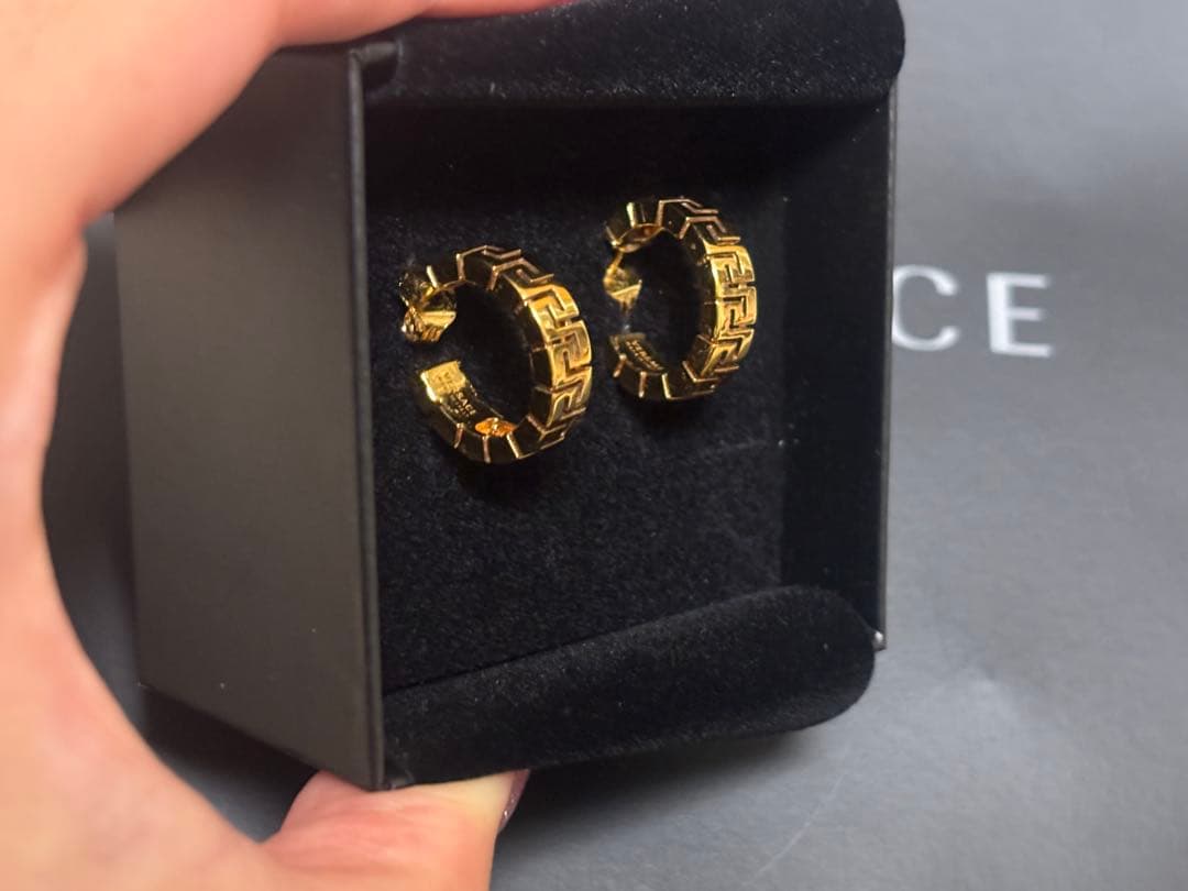 男女兼用／ユニセックス］Versace グレカフープピアス