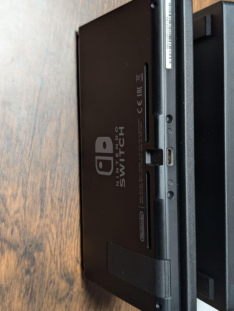 Nintendo Switch 本体　持ち歩き用ケース・カバー付き