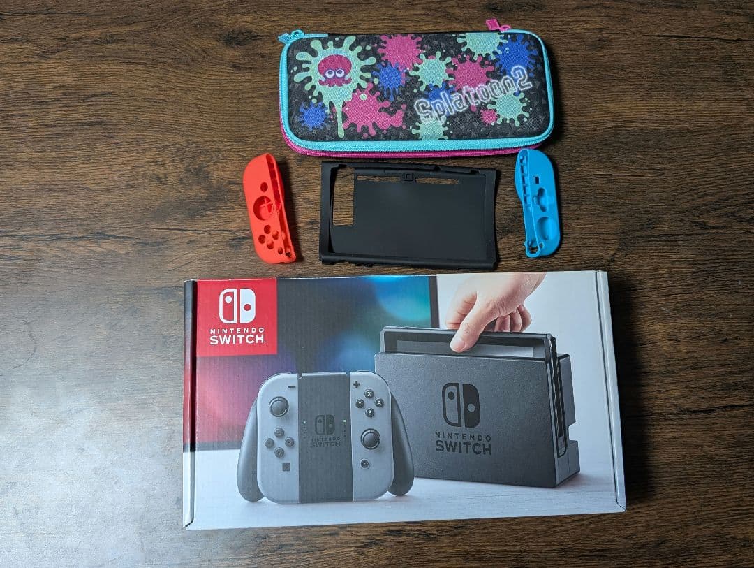 Nintendo Switch 本体　持ち歩き用ケース・カバー付き